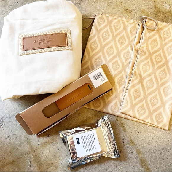 NEW! AWAY x The White Lotus “In Paradise” Limited Edition Carryon Suitcase - Picture 11 of 15